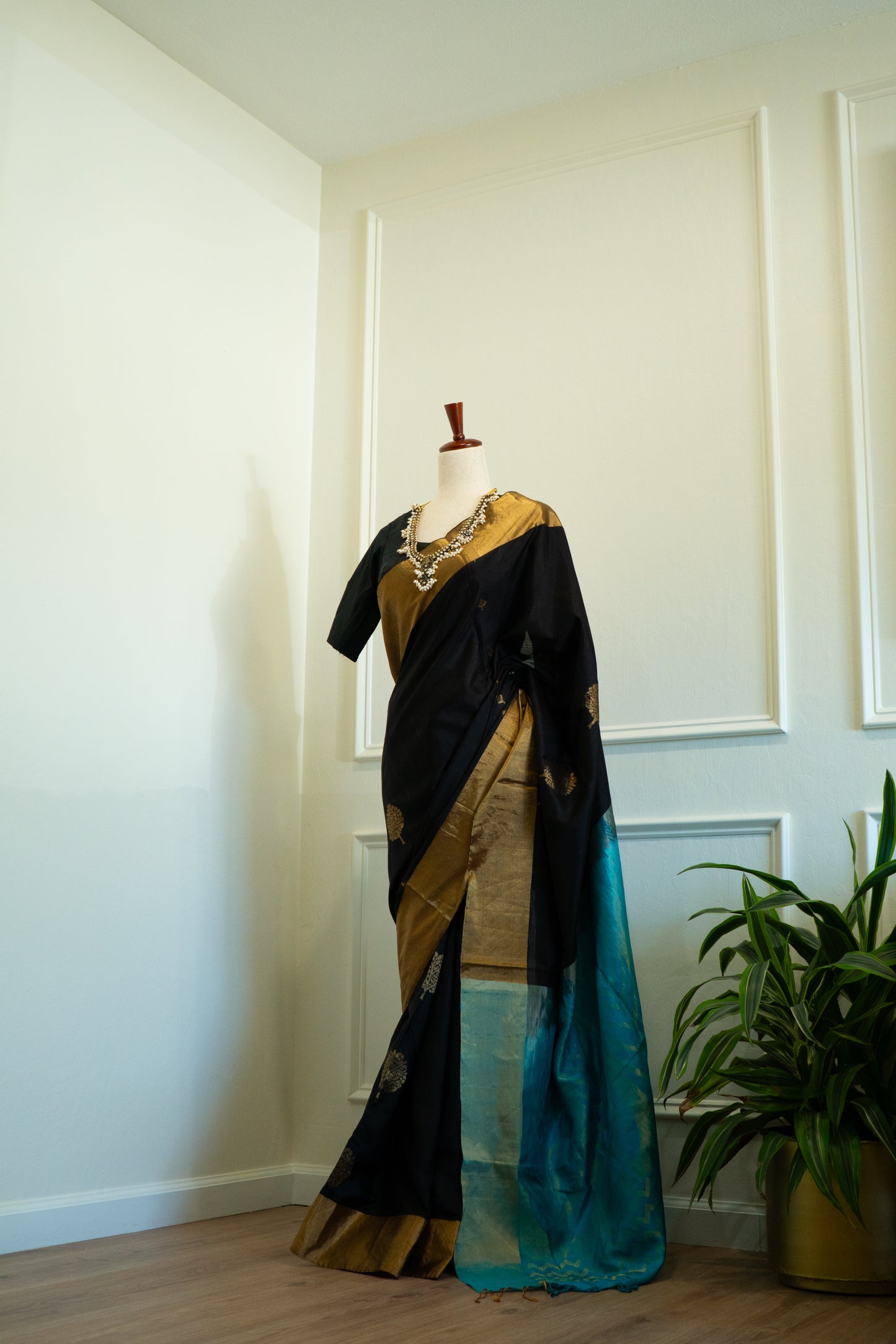 Black | Handloom Silk Self-Drape