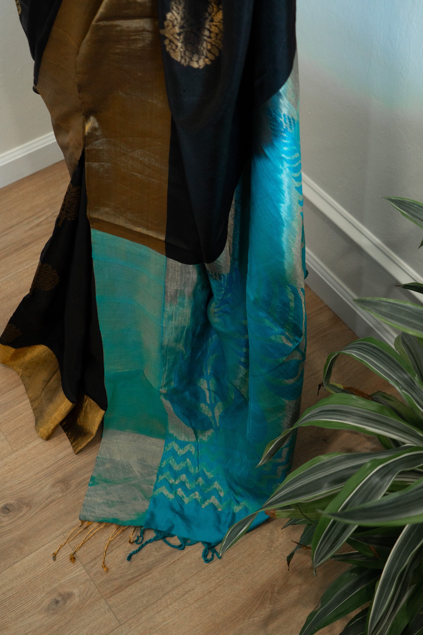 Black | Handloom Silk Self-Drape